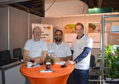 Arie Draaijer, Aryan Aziezie en Erwin Grafe van Sendot Research staan voor een optimale teelt door het gebruik van optische sensoren waarmee het wortelmilieu versterkt wordt.